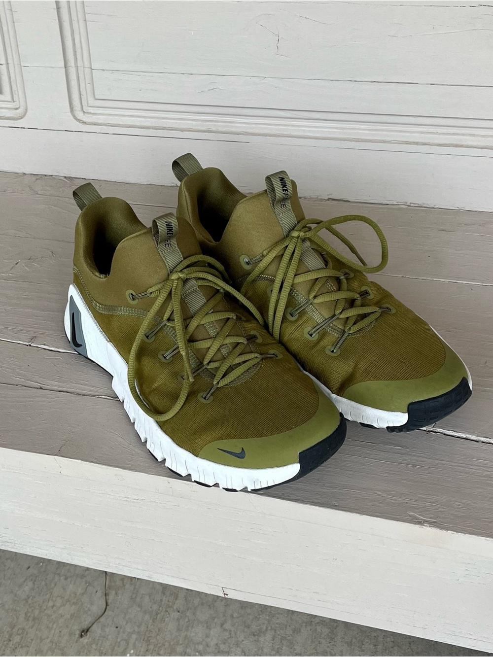 Nike Men’s Olive Green and White Casual Sneakers